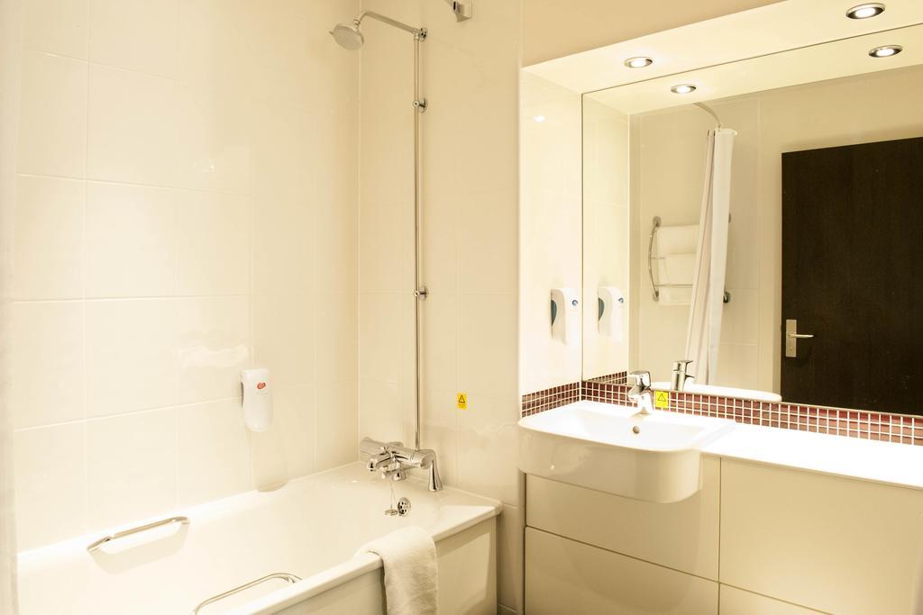 Premier Inn Aberdeen Airport - Dyce Habitación foto